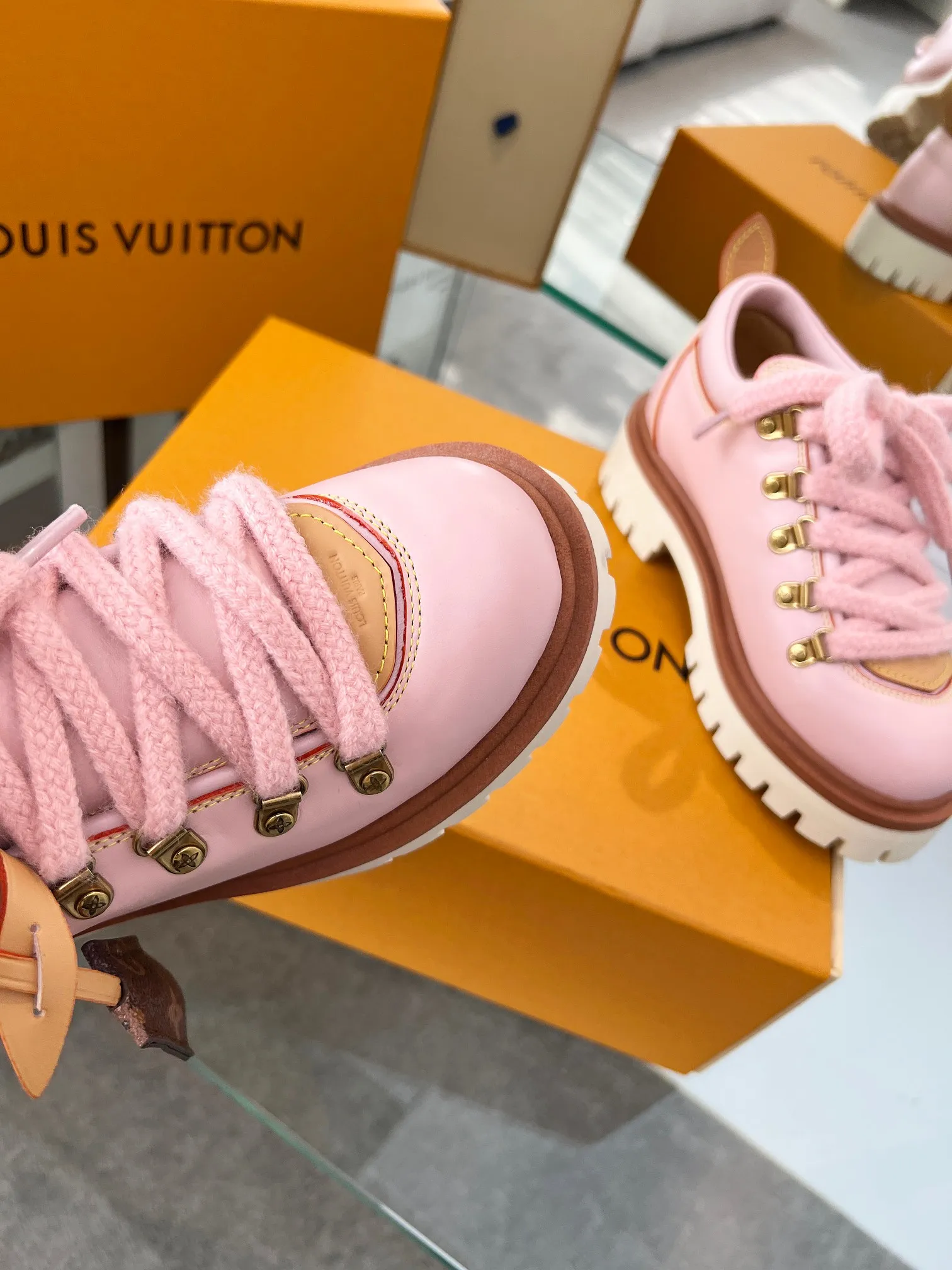 👟👟Ex-factory price 640👟👟 LV's new couple's thick-soled hiking shoes, your original custom-made large-soled shoe brand, giving the foot flexibility and freedom, a good pair of shoes to wear all summer. Fabric: First-layer imported calfskin, cowhide lining Size: 35-46 Welcome to send pictures to place orders